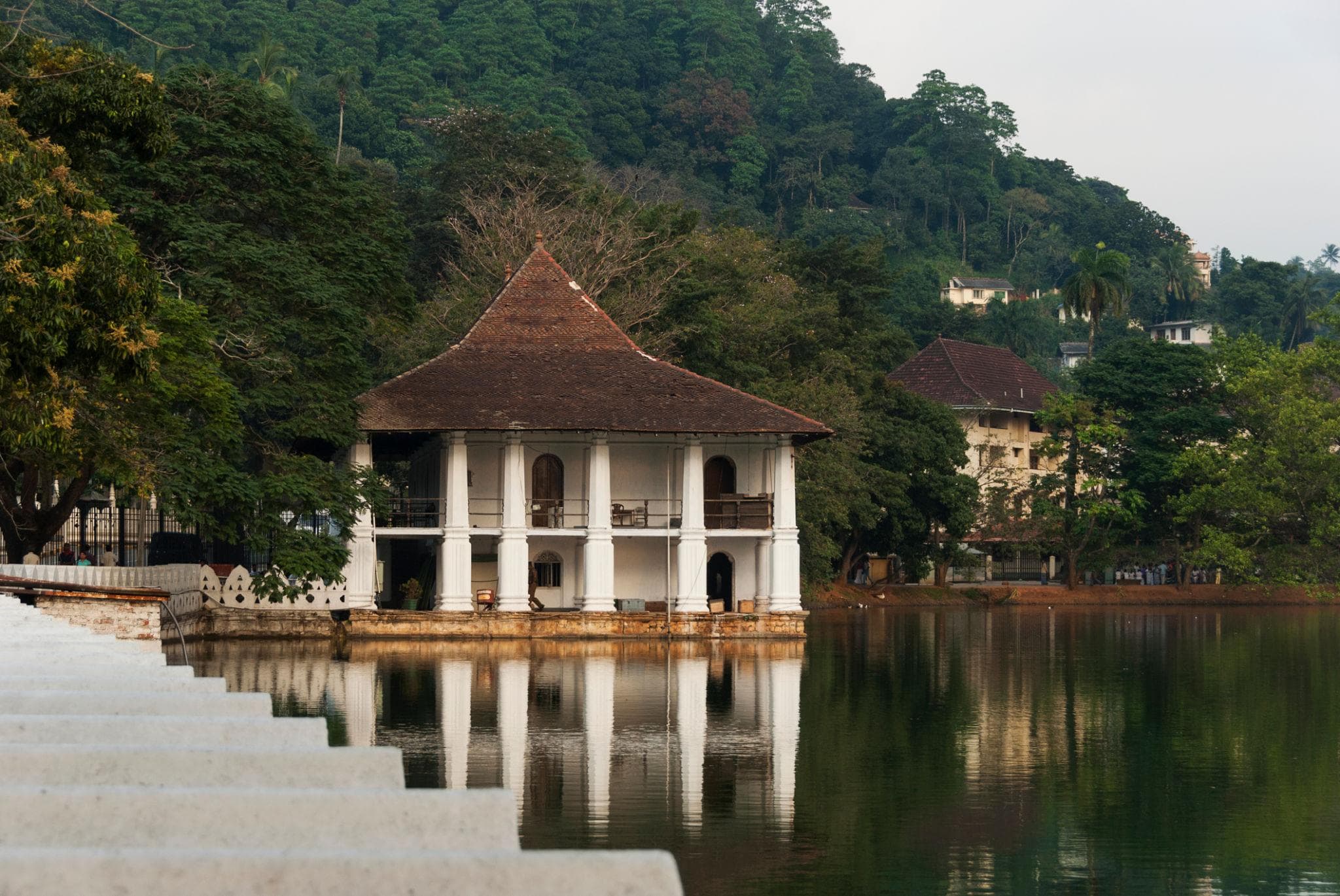 Scenic luxury travel image describing Kandy Lake - View 5